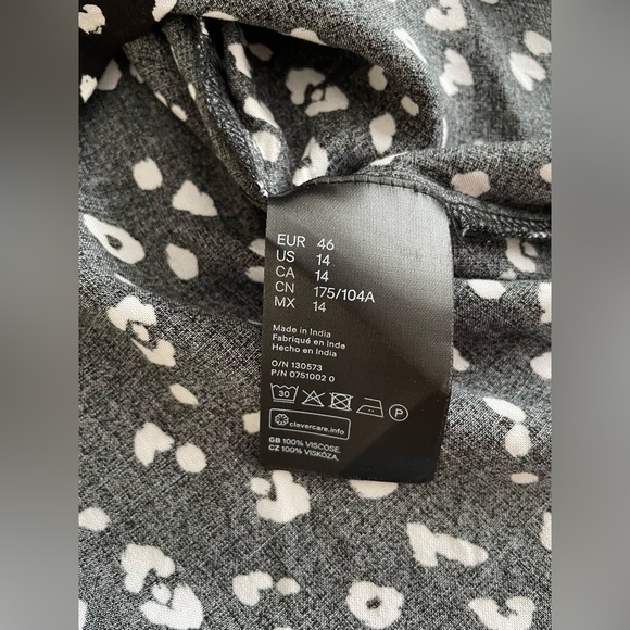 Divided V-neck black and white print blouse - Picture 5 of 5